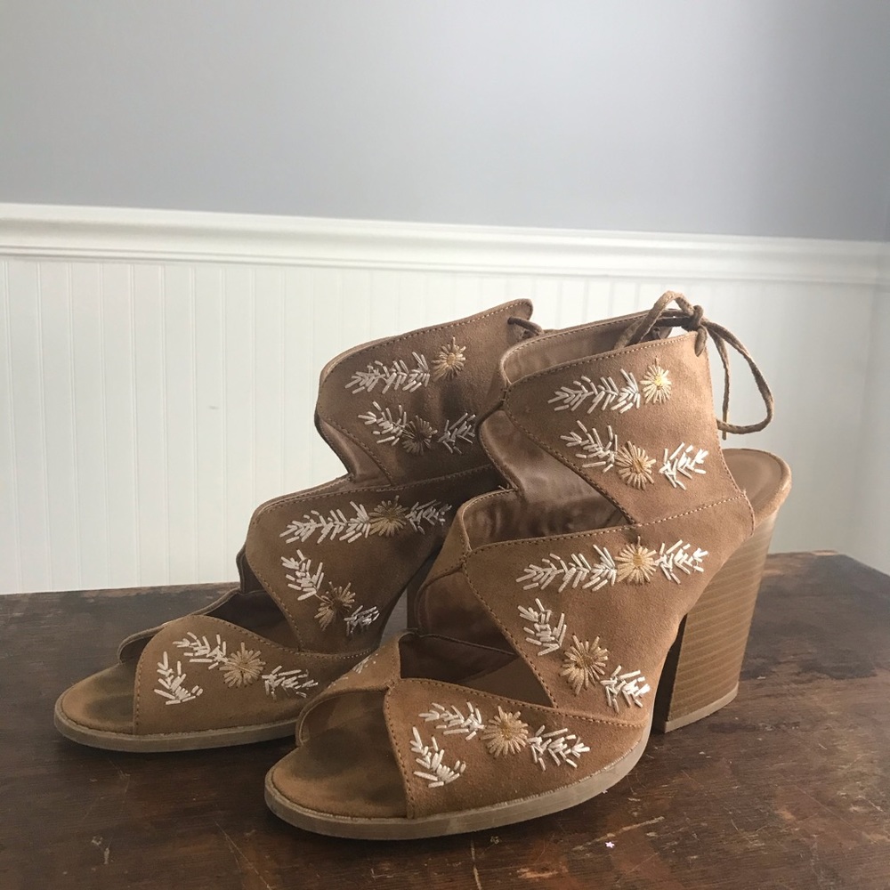 EMBROIDERED HEELS!